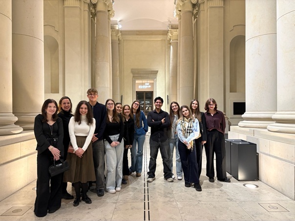 People Of Song – Unsere Schüler*innen und Schüler*innen aus Windhoek gestalten gemeinsam Bühnenbild für ein Musical