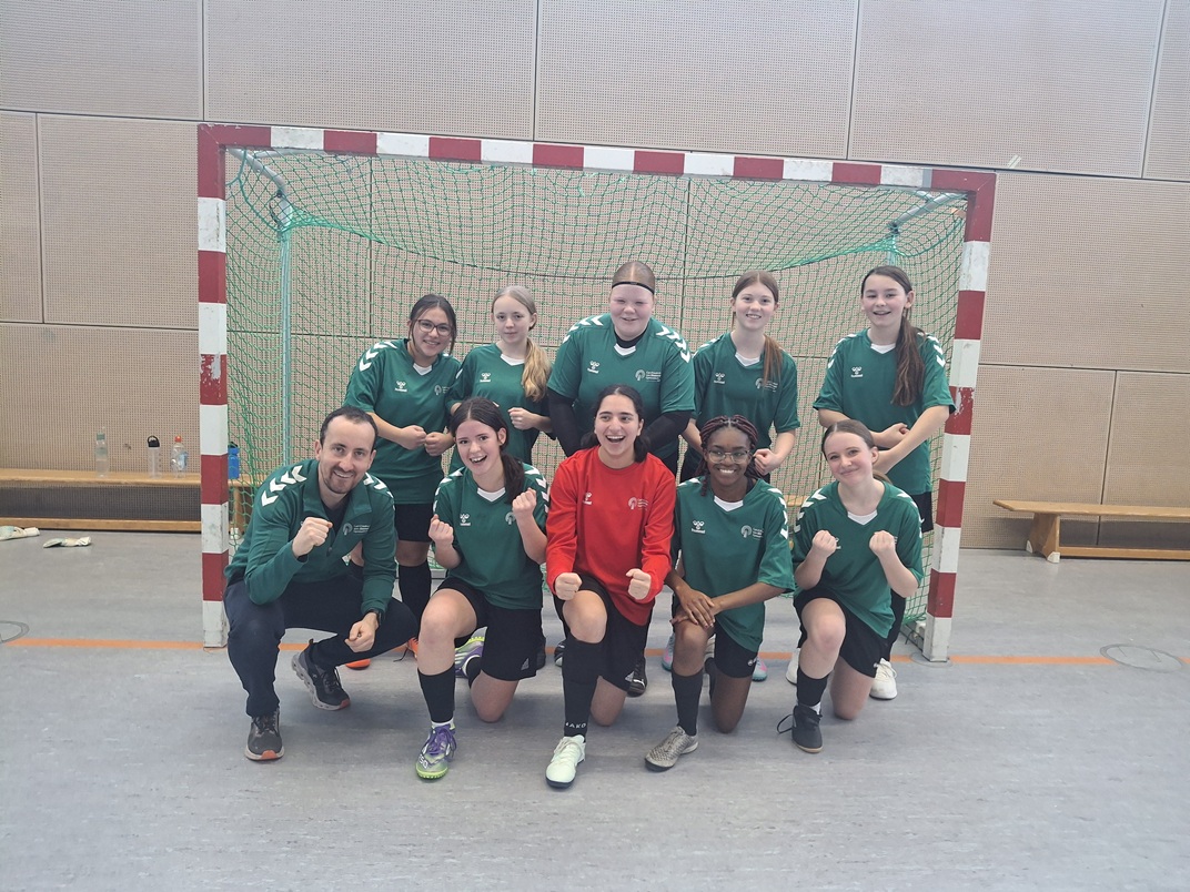 Erste Siemens- Mädchenfussballmannschaft steht nach Krimi im Berliner Halbfinale