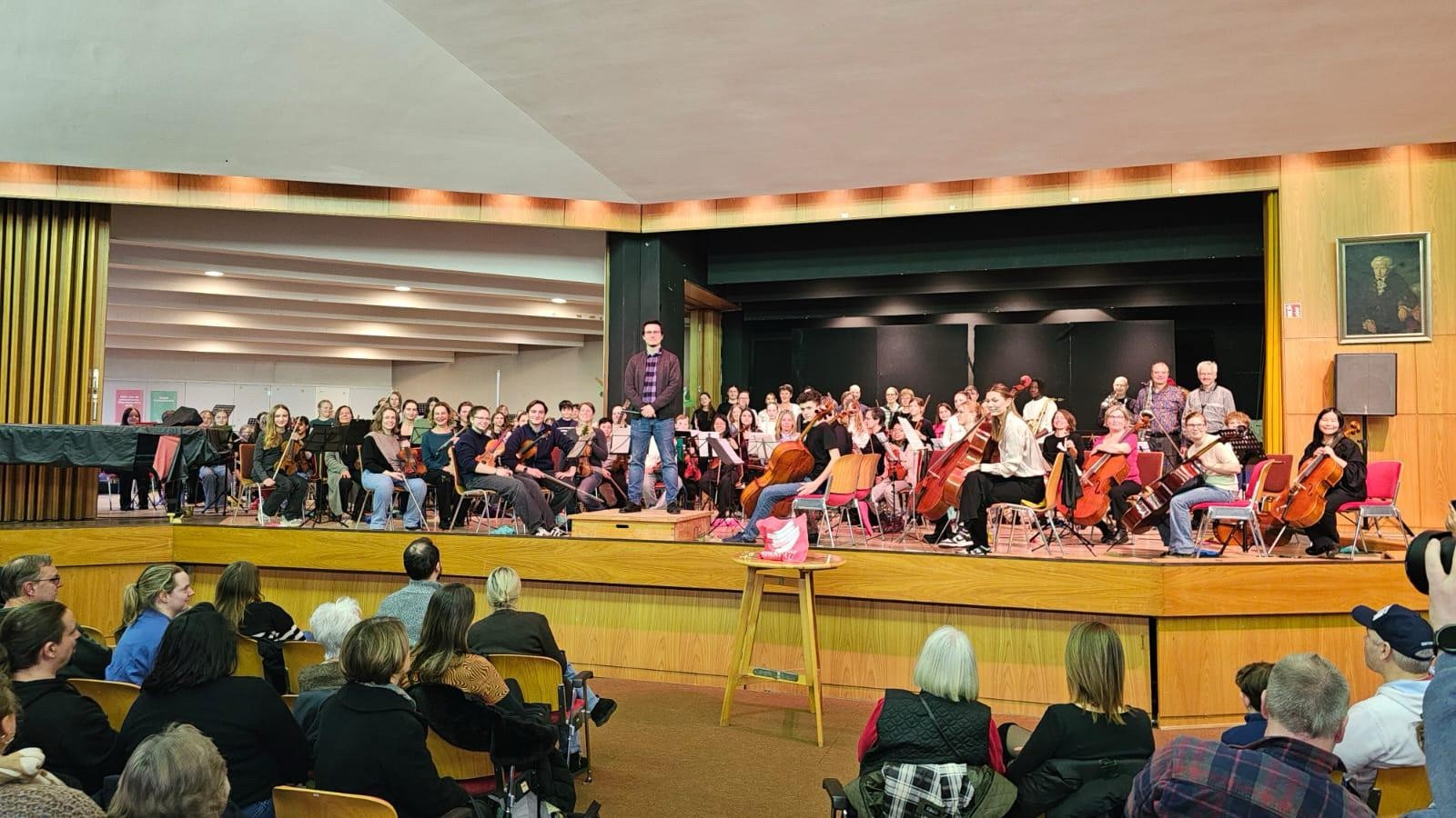 Schüler*innen der Bläserklassen beim Orchesterexperiment der Musikschule Spandau